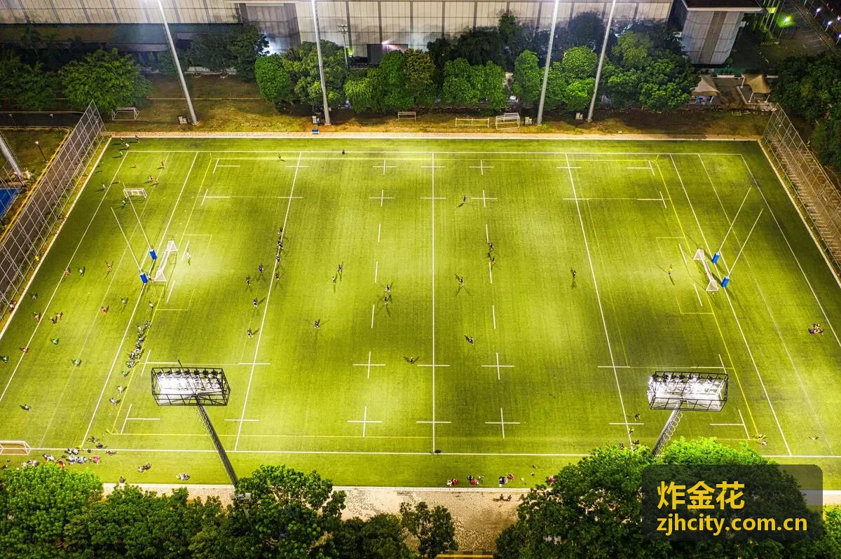 朋友围桌进行炸金花纸牌娱乐聚会